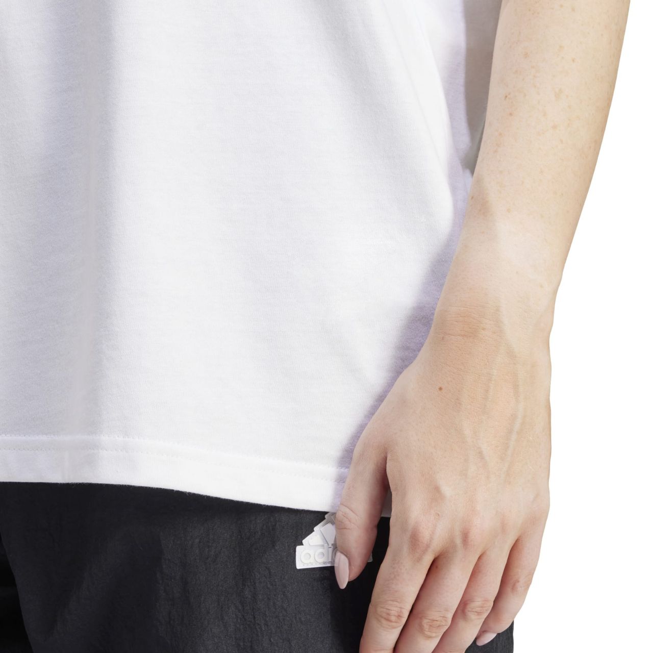 Koszulka damska adidas Flower Pack Badge of Sport biała – ujęcie 7