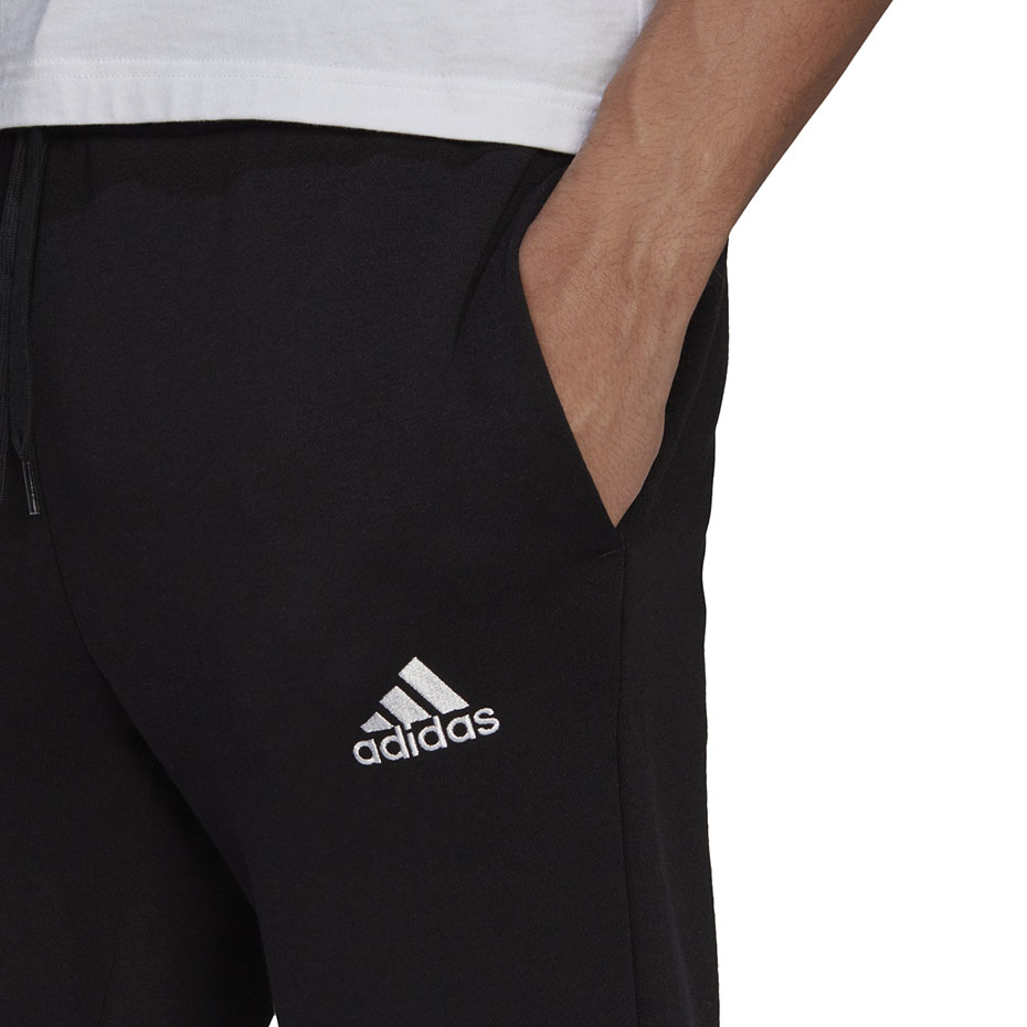 Spodnie męskie adidas Essentials Tapered Cuff Pants czarne – ujęcie 4