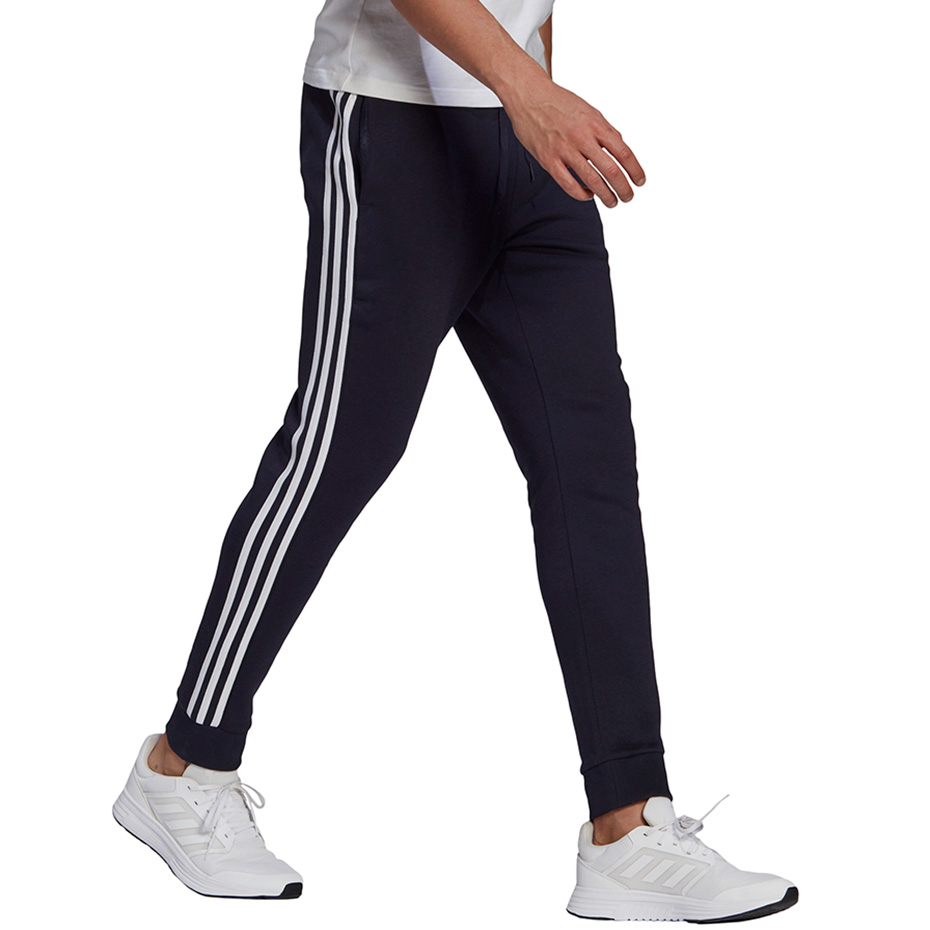 Spodnie męskie adidas Essentials Fleece Tapered Cuff 3-Band Pants granatowe – ujęcie 3