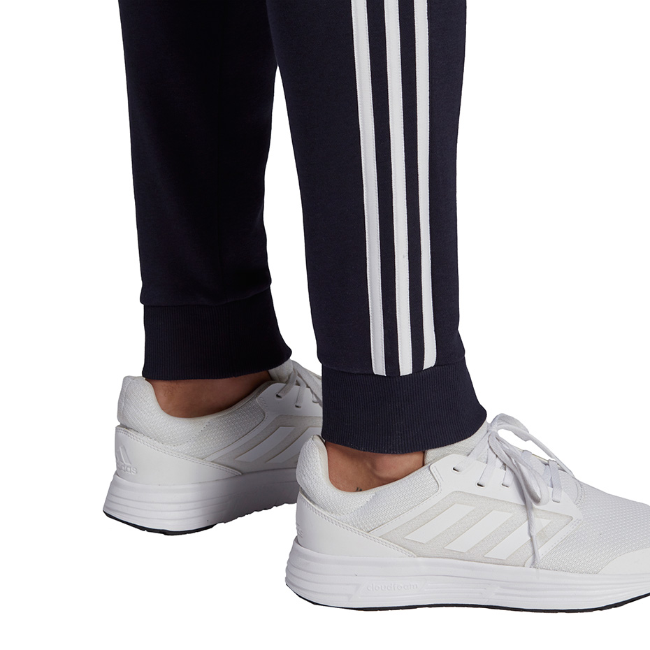 Spodnie męskie adidas Essentials Fleece Tapered Cuff 3-Band Pants granatowe – ujęcie 6