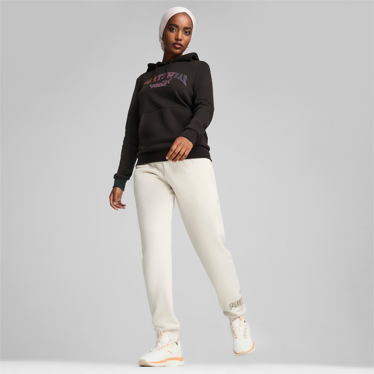 Bluza damska Puma Ess+ Logo LAB Hoodie FL czarna – ujęcie 3