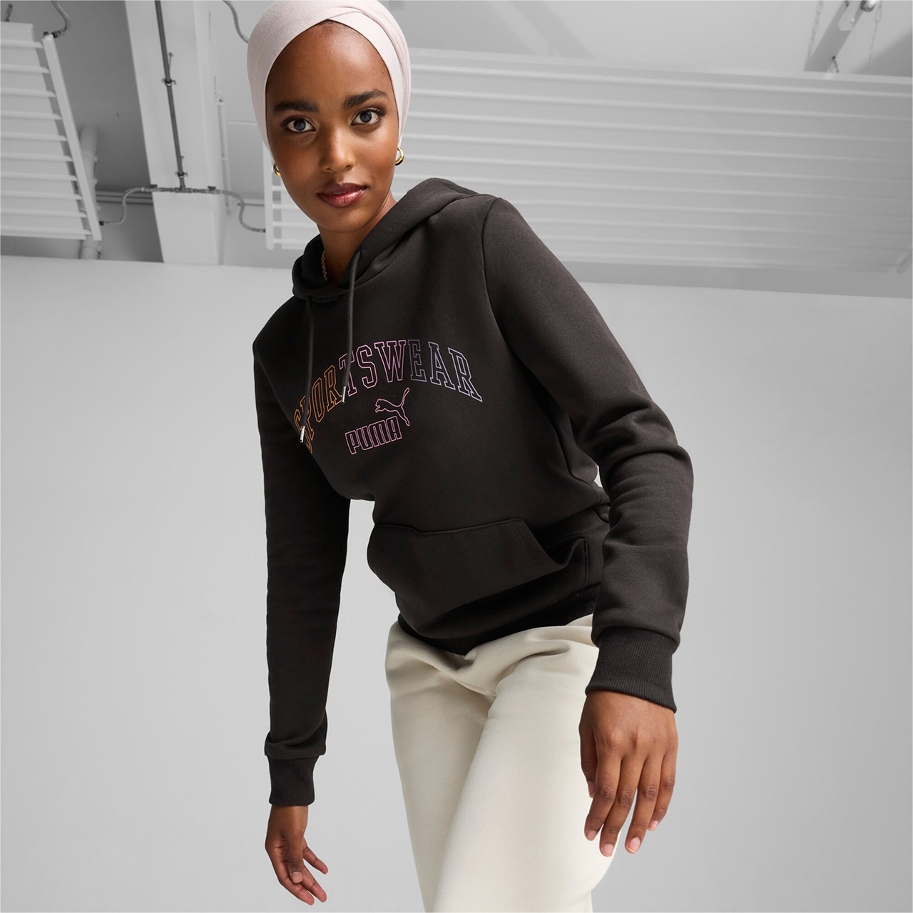 Bluza damska Puma Ess+ Logo LAB Hoodie FL czarna – ujęcie 4