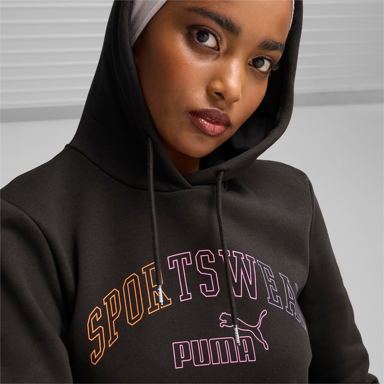 Bluza damska Puma Ess+ Logo LAB Hoodie FL czarna – ujęcie 6