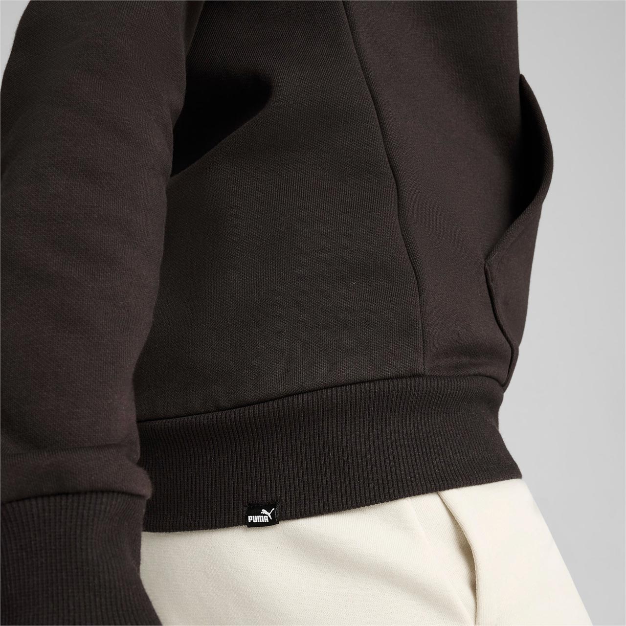 Bluza damska Puma Ess+ Logo LAB Hoodie FL czarna – ujęcie 7