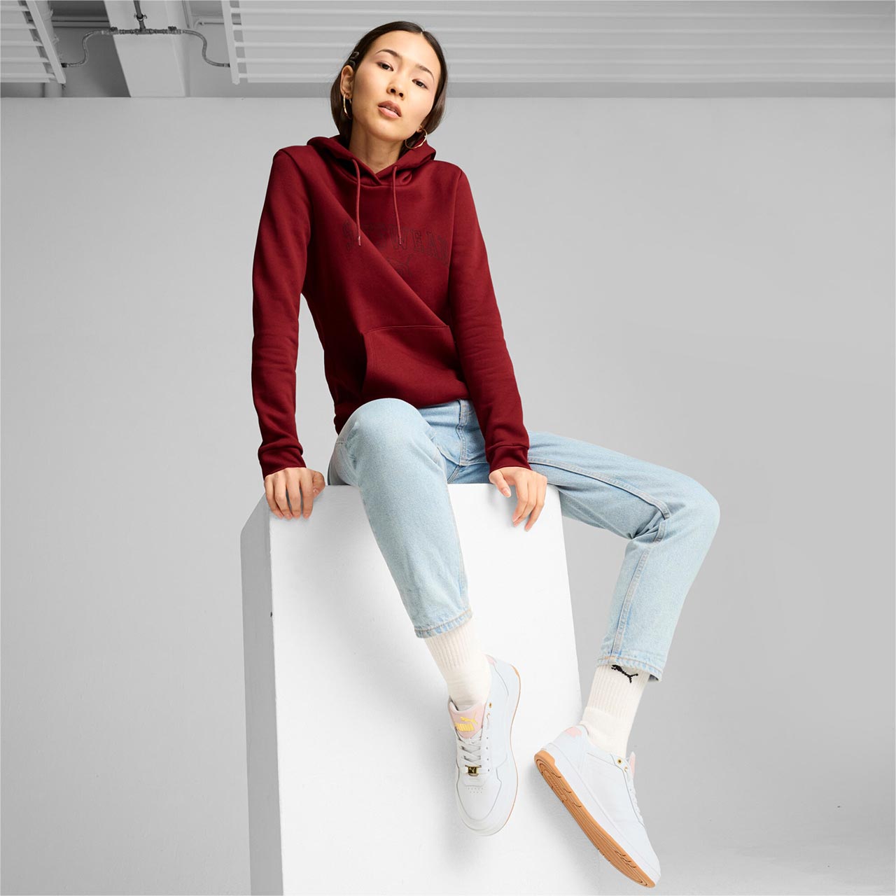 Bluza damska Puma Ess+ Logo LAB Hoodie FL bordowa – ujęcie 3