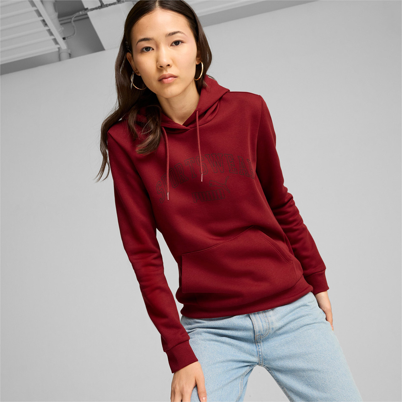 Bluza damska Puma Ess+ Logo LAB Hoodie FL bordowa – ujęcie 4