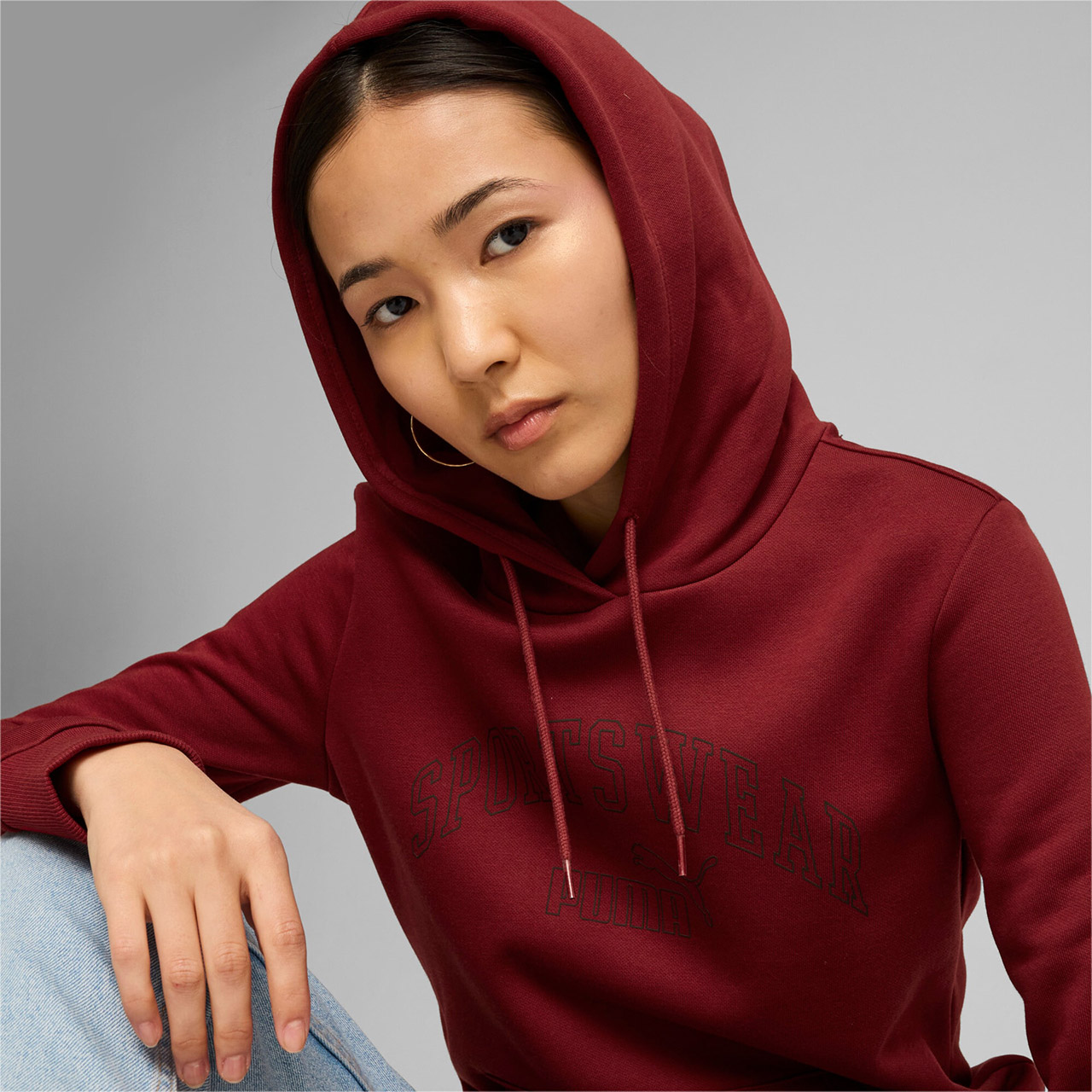 Bluza damska Puma Ess+ Logo LAB Hoodie FL bordowa – ujęcie 6