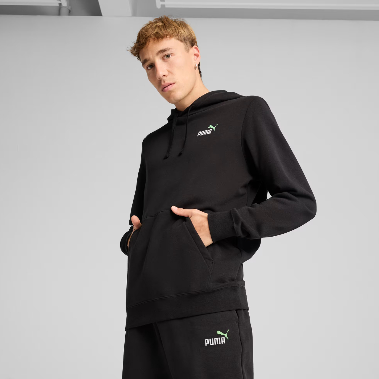 Bluza męska Puma Ess 2 Color Small No.1 Logo Hoodie TR czarna – ujęcie 3