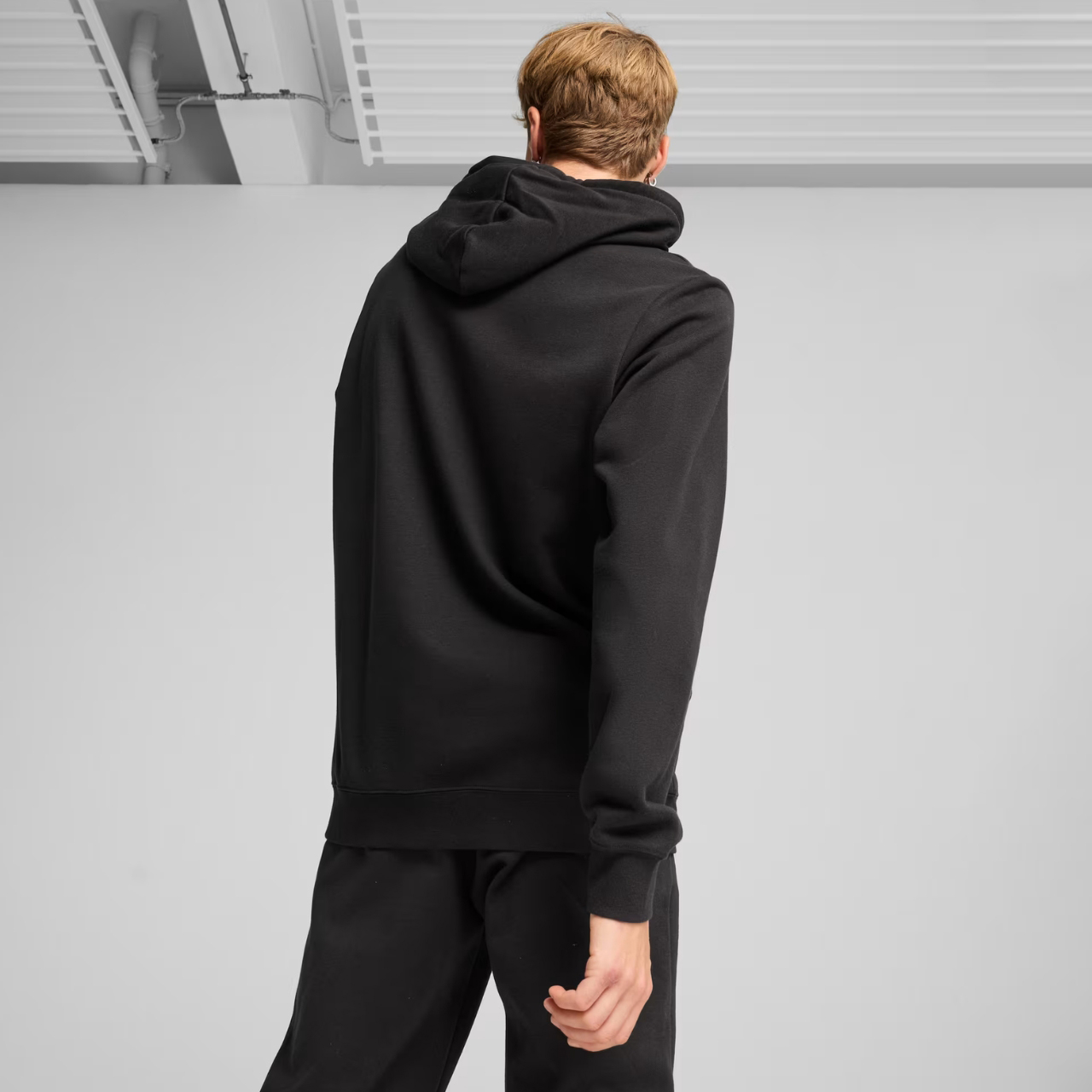 Bluza męska Puma Ess 2 Color Small No.1 Logo Hoodie TR czarna – ujęcie 4