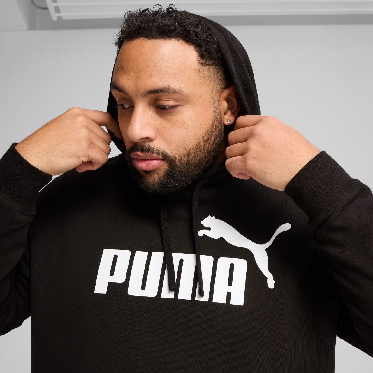 Bluza męska Puma ESS No.1 Logo Hoodie TR czarna – ujęcie 4