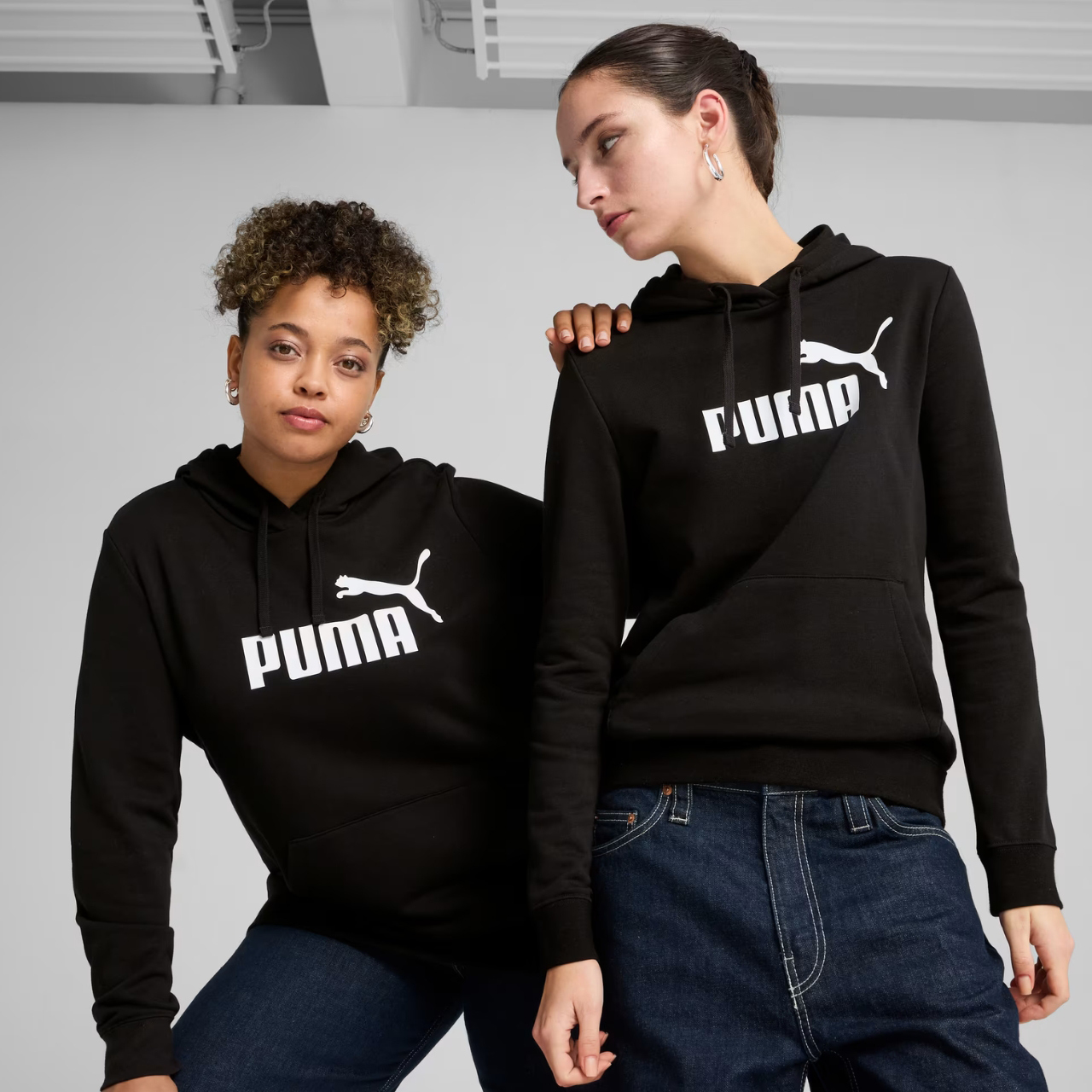 Bluza damska Puma ESS No.1 Logo Hoodie czarna – ujęcie 3