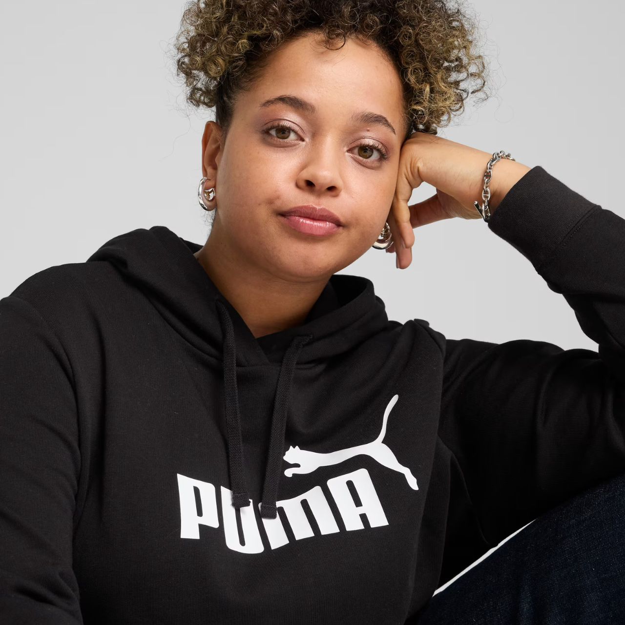 Bluza damska Puma ESS No.1 Logo Hoodie czarna – ujęcie 4