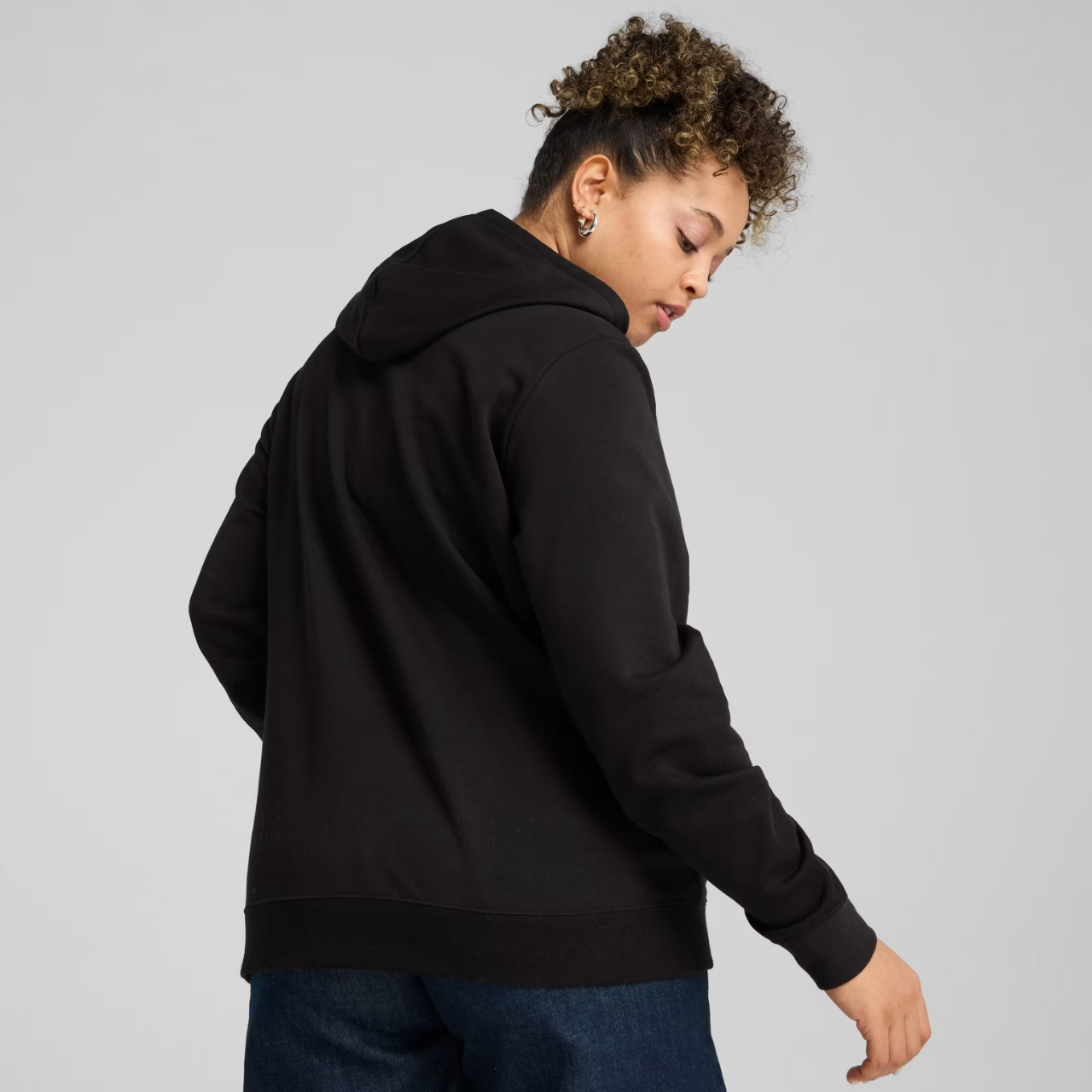 Bluza damska Puma ESS No.1 Logo Hoodie czarna – ujęcie 5