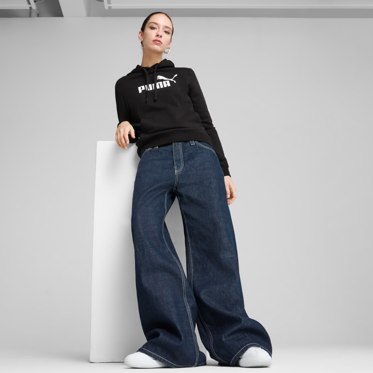 Bluza damska Puma ESS No.1 Logo Hoodie czarna – ujęcie 7