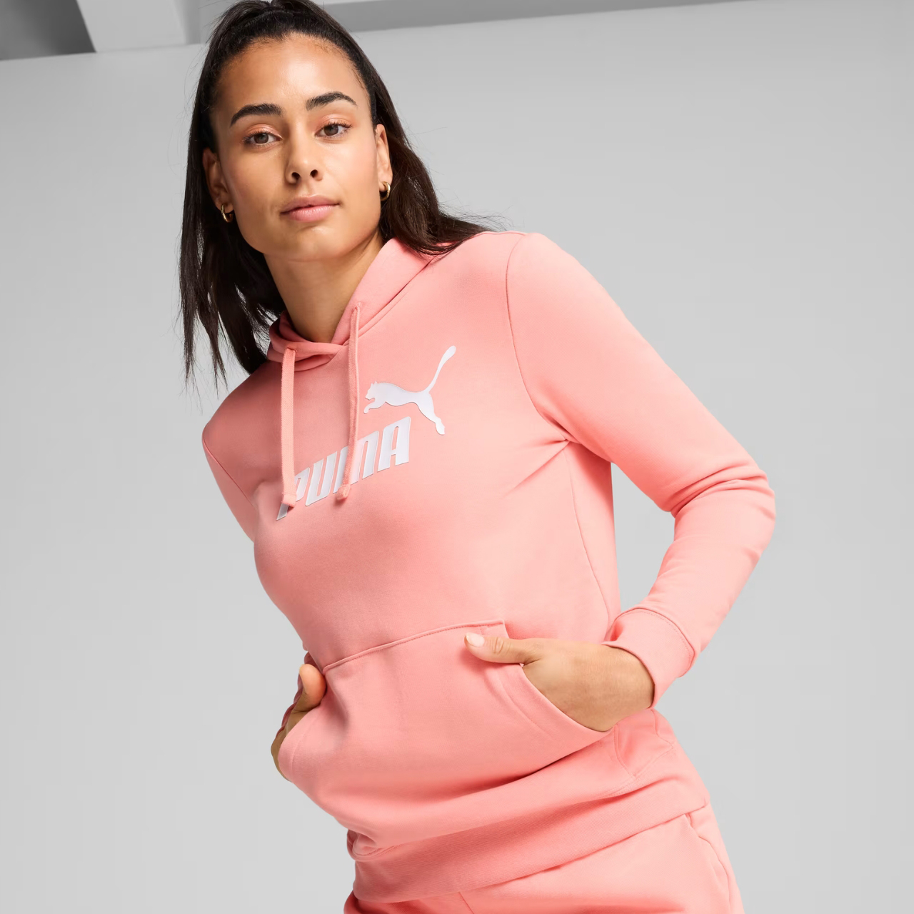Bluza damska Puma ESS No.1 Logo Hoodie pomarańczowa – ujęcie 3