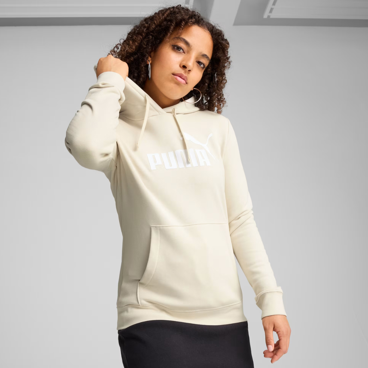 Bluza damska Puma ESS No.1 Logo Hoodie beżowa – ujęcie 3