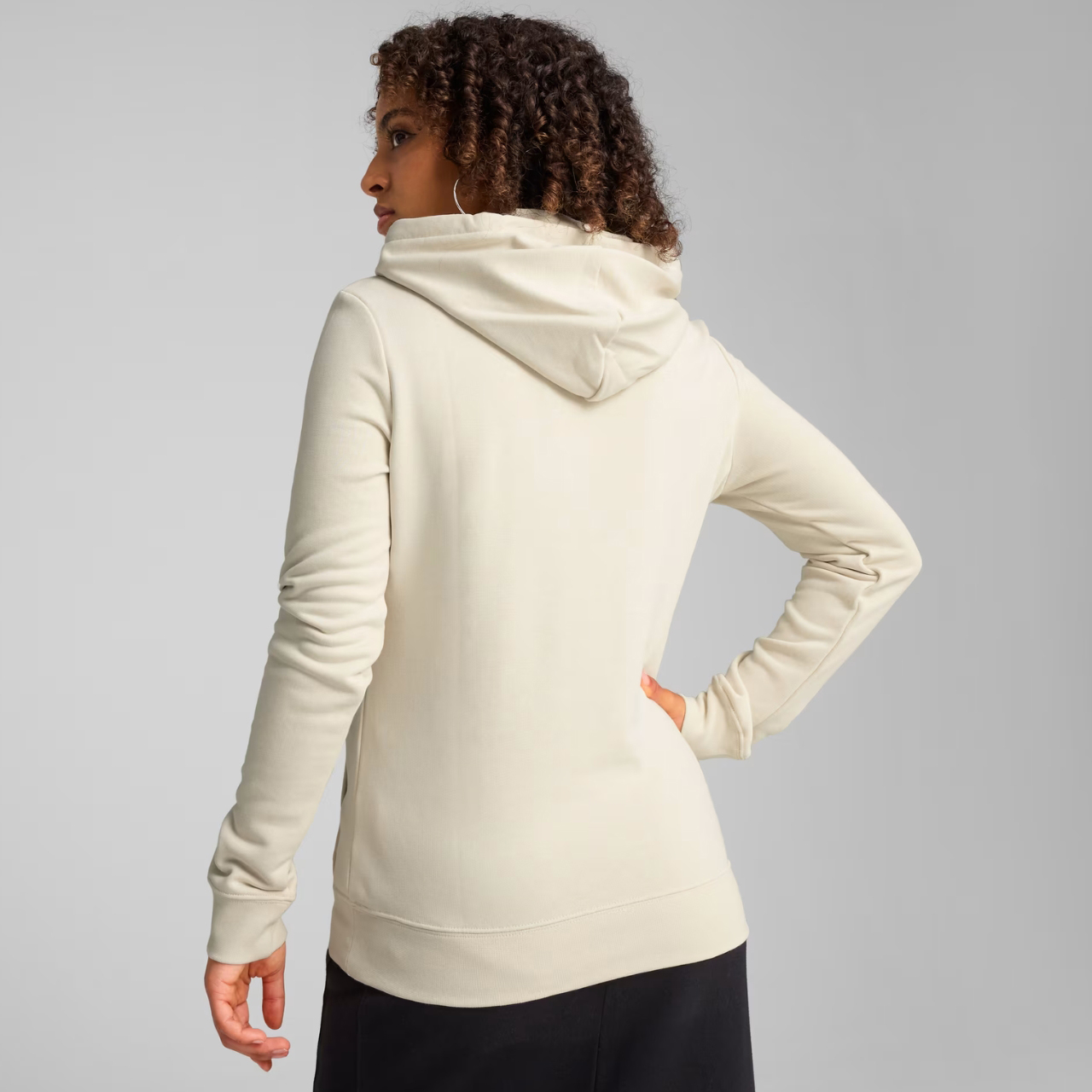 Bluza damska Puma ESS No.1 Logo Hoodie beżowa – ujęcie 4