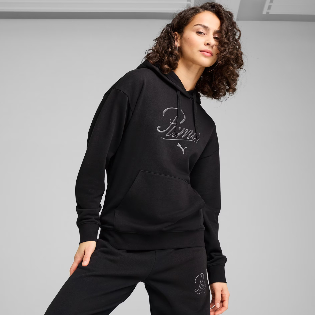 Bluza damska Puma Ess Script Comfort Hoodie czarna – ujęcie 3