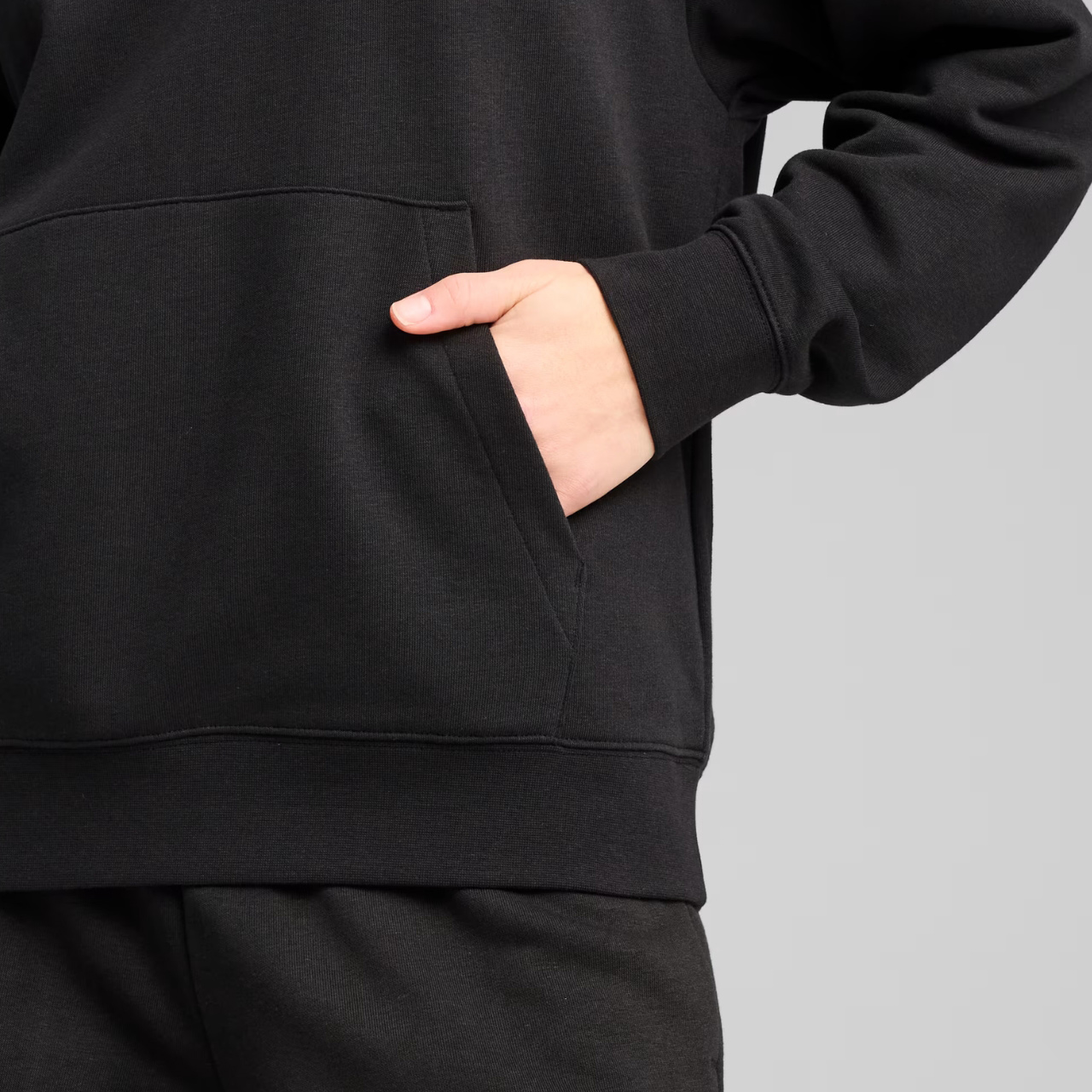 Bluza damska Puma Ess Script Comfort Hoodie czarna – ujęcie 6