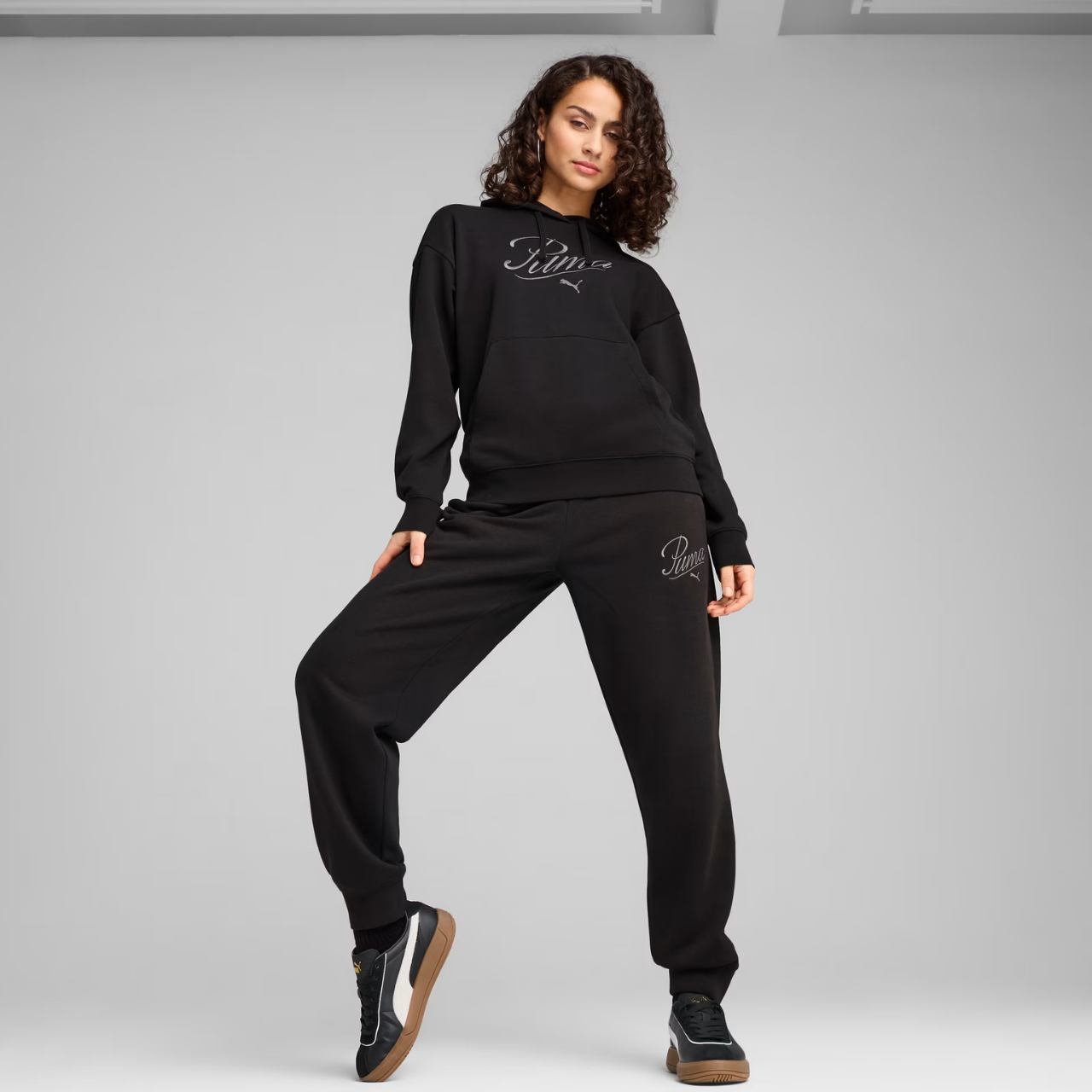 Bluza damska Puma Ess Script Comfort Hoodie czarna – ujęcie 7