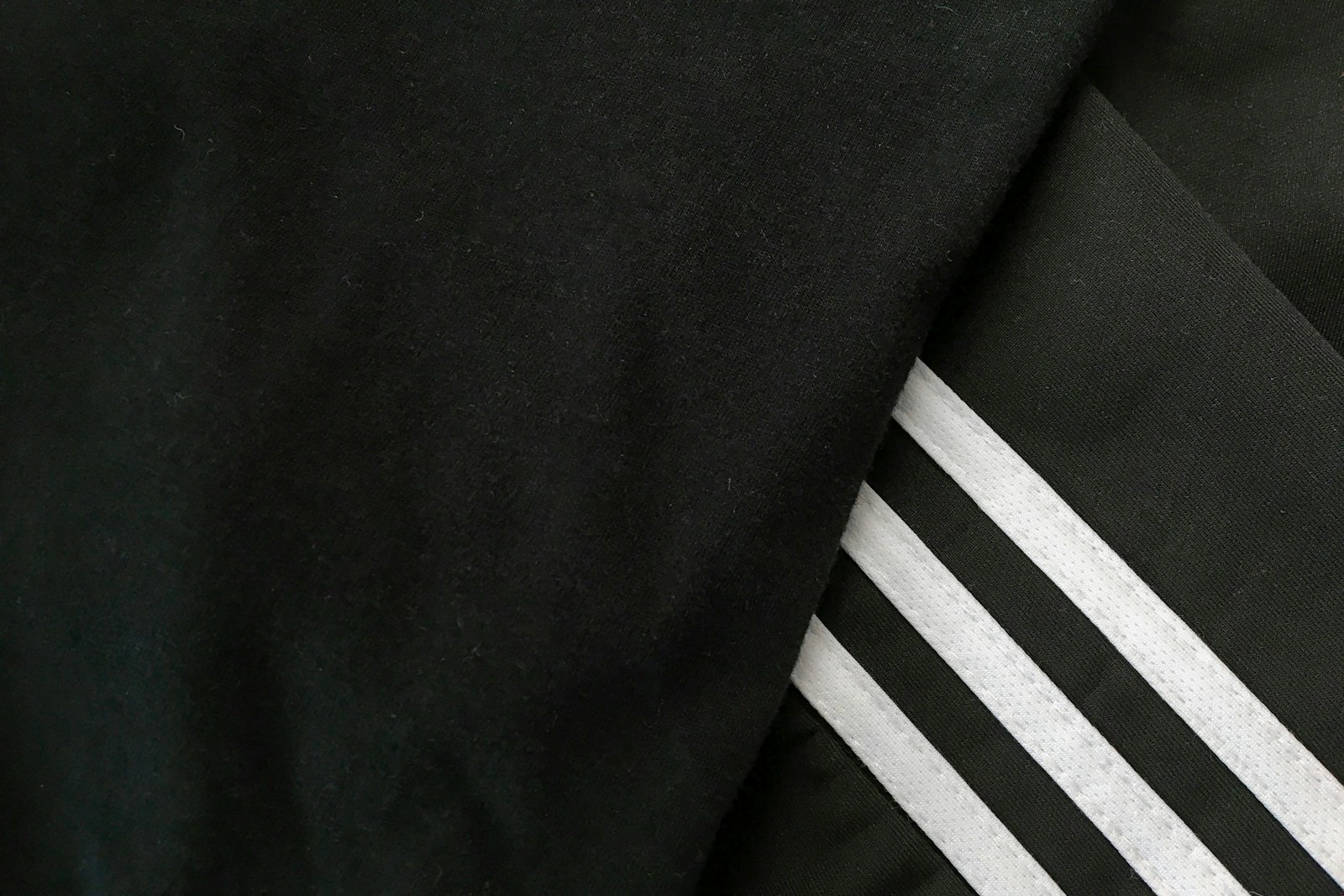 4 męskie t-shirty adidas, które ogarną każdy set